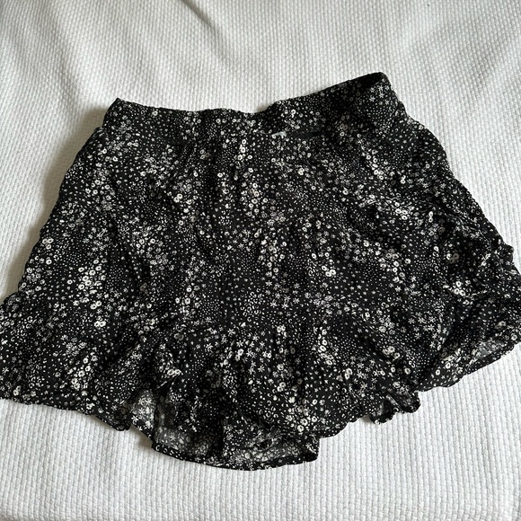 SKY AND SPARROW Tiered Floral Womens Shorts - Picture 5 of 6